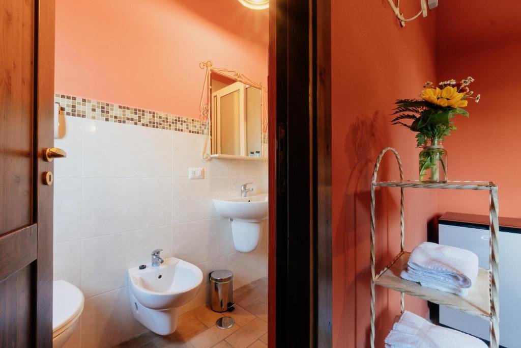 CASALE SERENA - FABRO-guestroom-BATHROOM.jpg