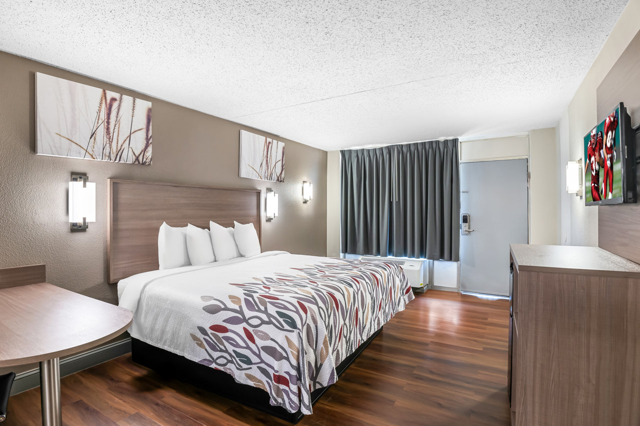 RED ROOF INN RICHMOND - AIRPORT-guestroom-RRI NS Superior King Micro PRO Approved NPKM.jpg