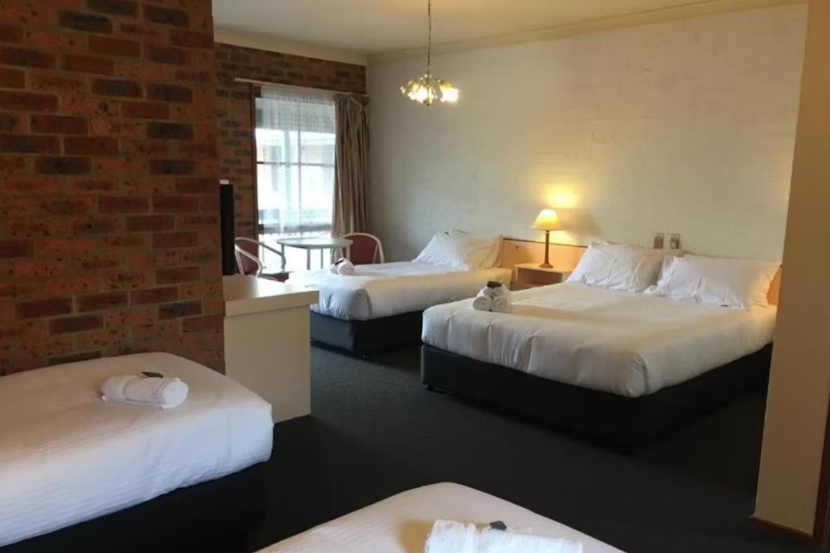 BEGA DOWNS MOTOR INN-guestroom-Family Room Two Bedroom.jpg