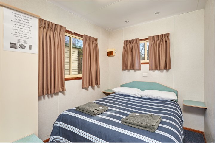 GUNDAGAI CABINS AND TOURIST PA-guestroom-Deluxe Two Bedroom Cabin.jpg