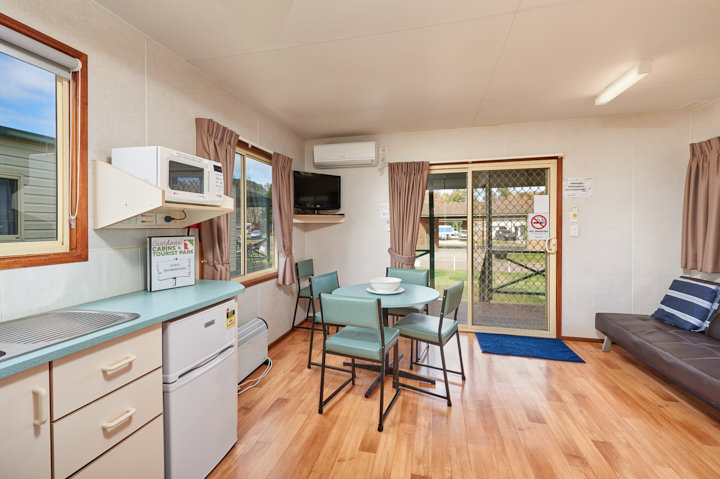 GUNDAGAI CABINS AND TOURIST PA-guestroom-Deluxe Two Bedroom Cabin Living Room.jpg
