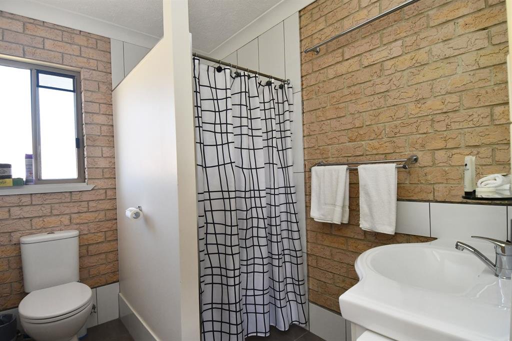 KENNEDY DRIVE AIRPORT MOTEL-guestroom-Bathroom.jpg