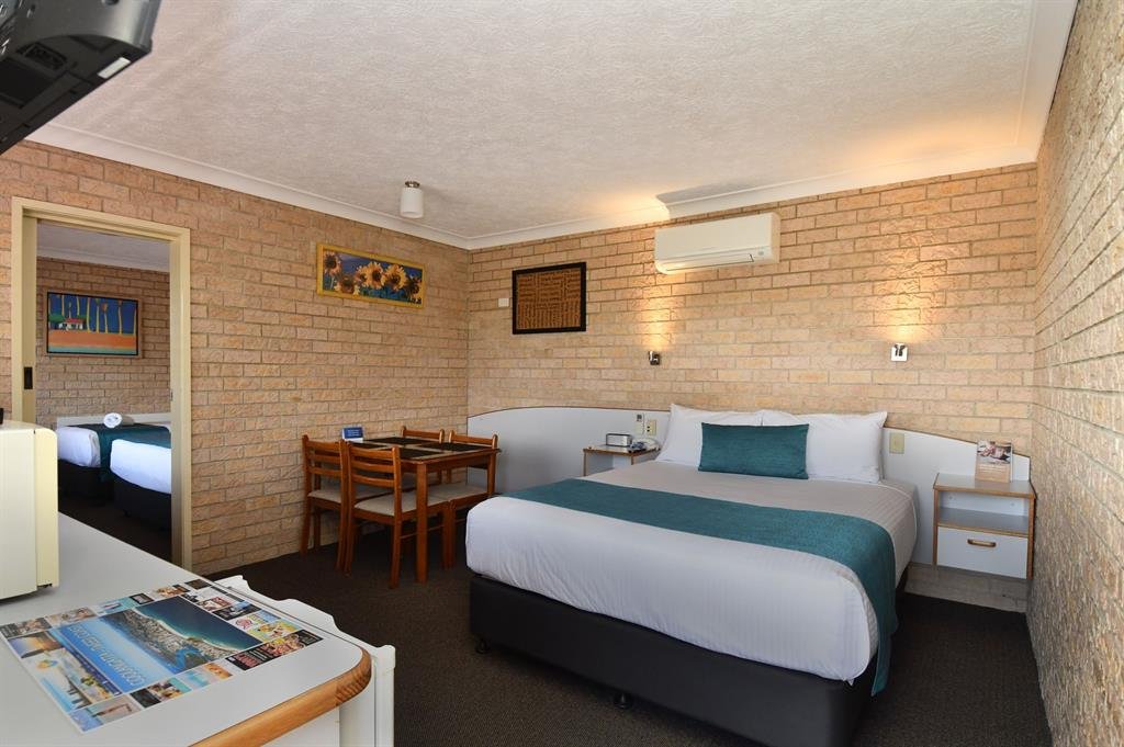 KENNEDY DRIVE AIRPORT MOTEL-guestroom-Two Bedroom Suite.jpg