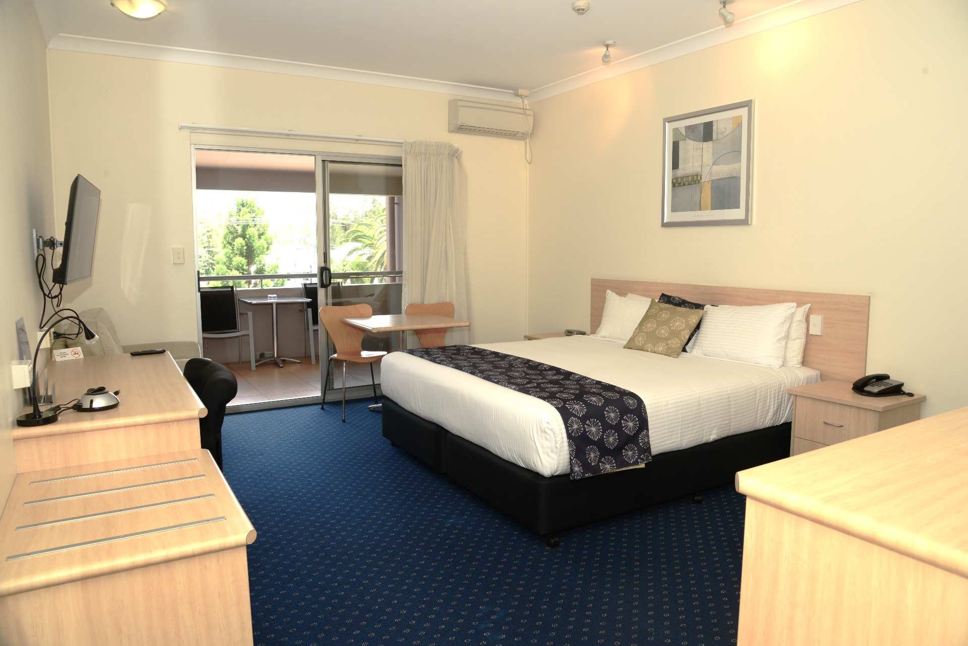 LISMORE BOUNTY MOTEL-guestroom-Executive Balcony Suite.jpg