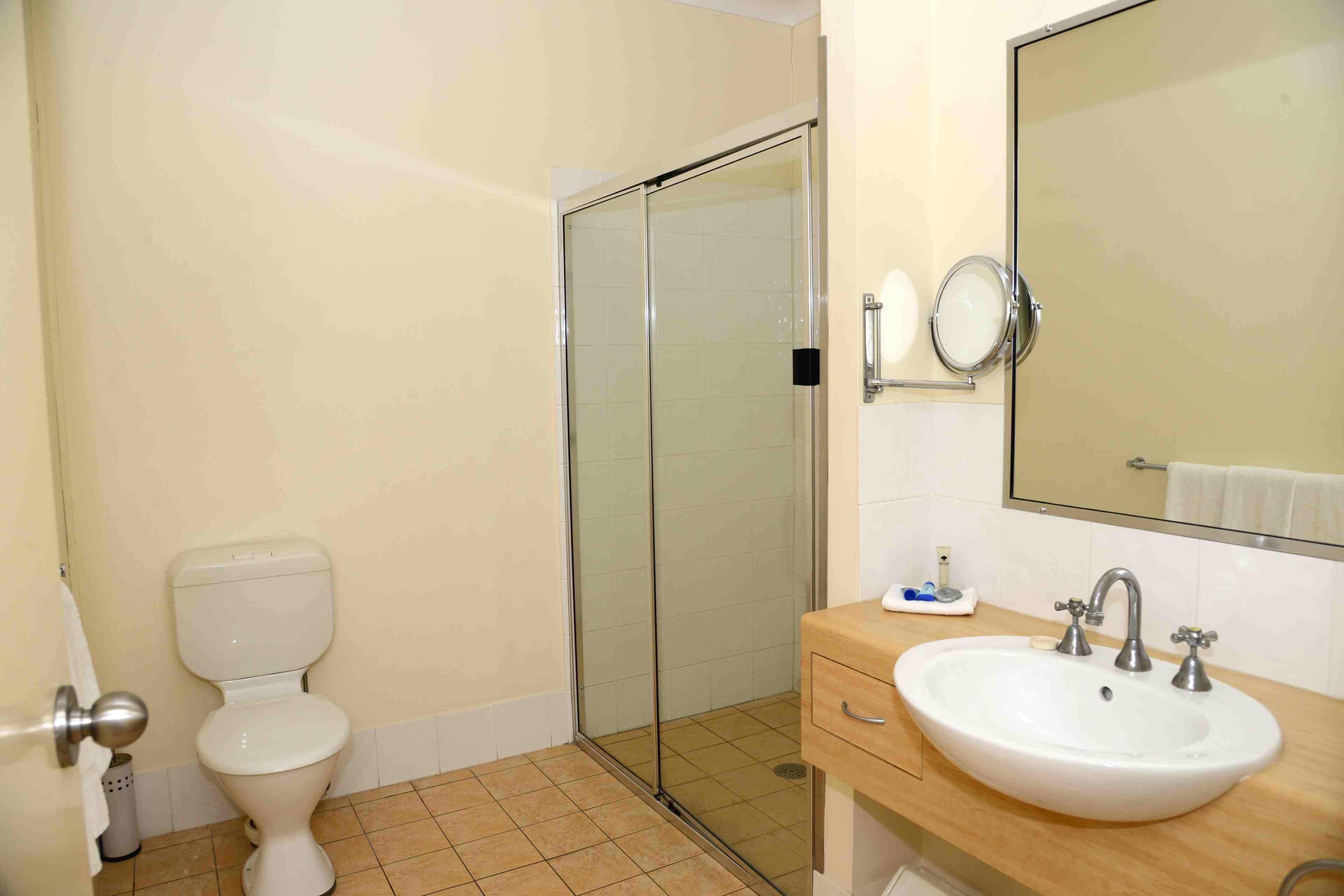 LISMORE BOUNTY MOTEL-guestroom-Bathroom.jpg