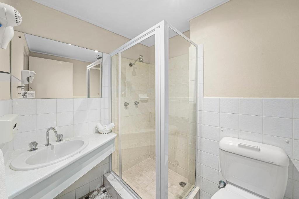 EAST PORT MOTOR INN-guestroom-Bathroom.jpg