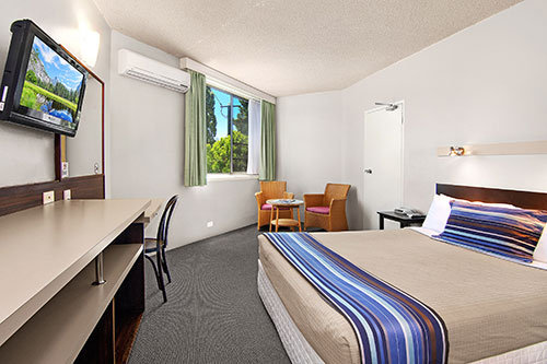 EAST PORT MOTOR INN-guestroom-Bedroom.jpg