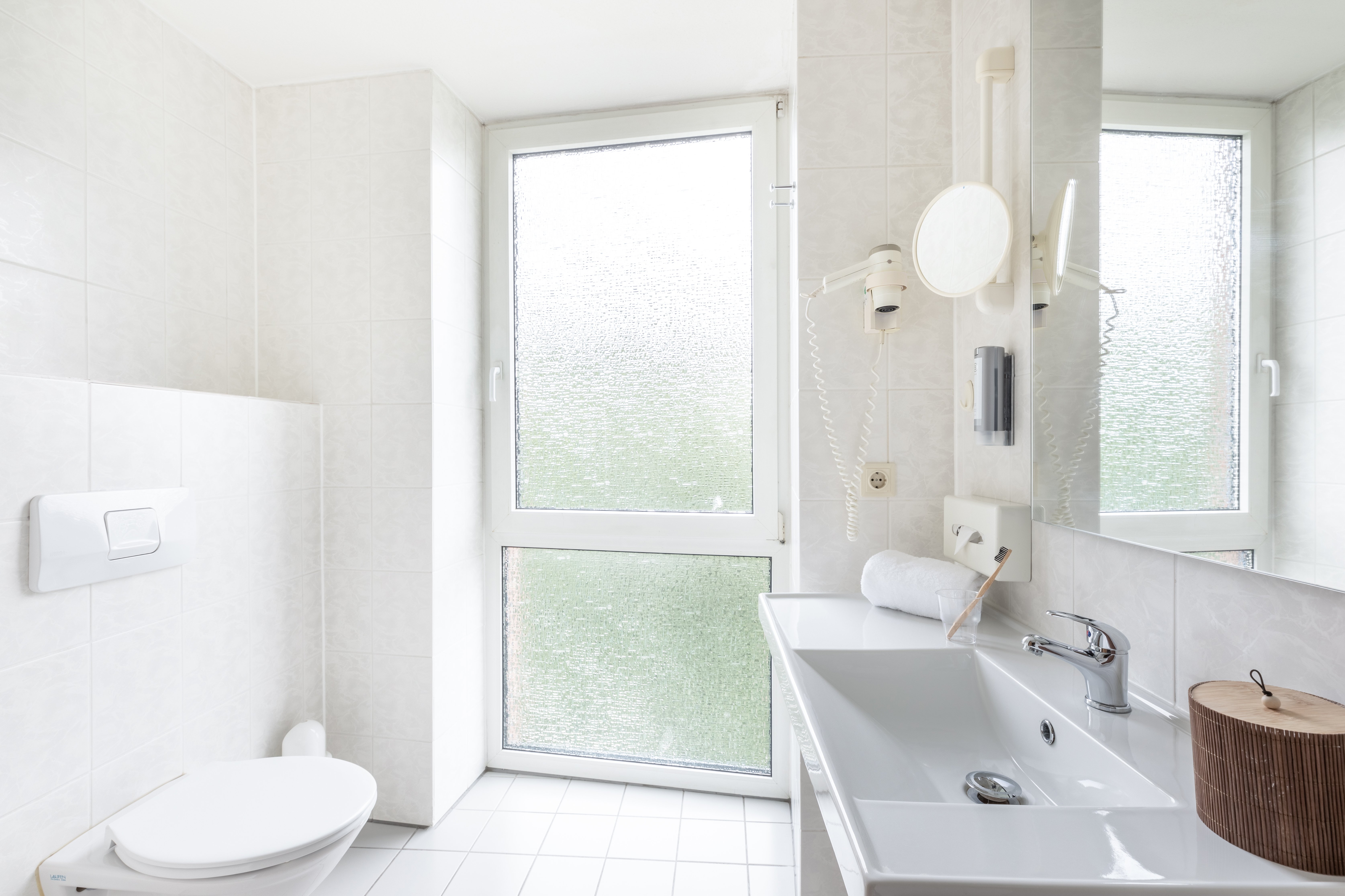 ELISENHOF MOENCHENGLADBACH-guestroom-Bathroom superior single - Hotel Elisenhof Moenchengladbach.jpg