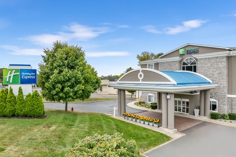 Welcome to the beautiful Holiday Inn Express in Newington, CT