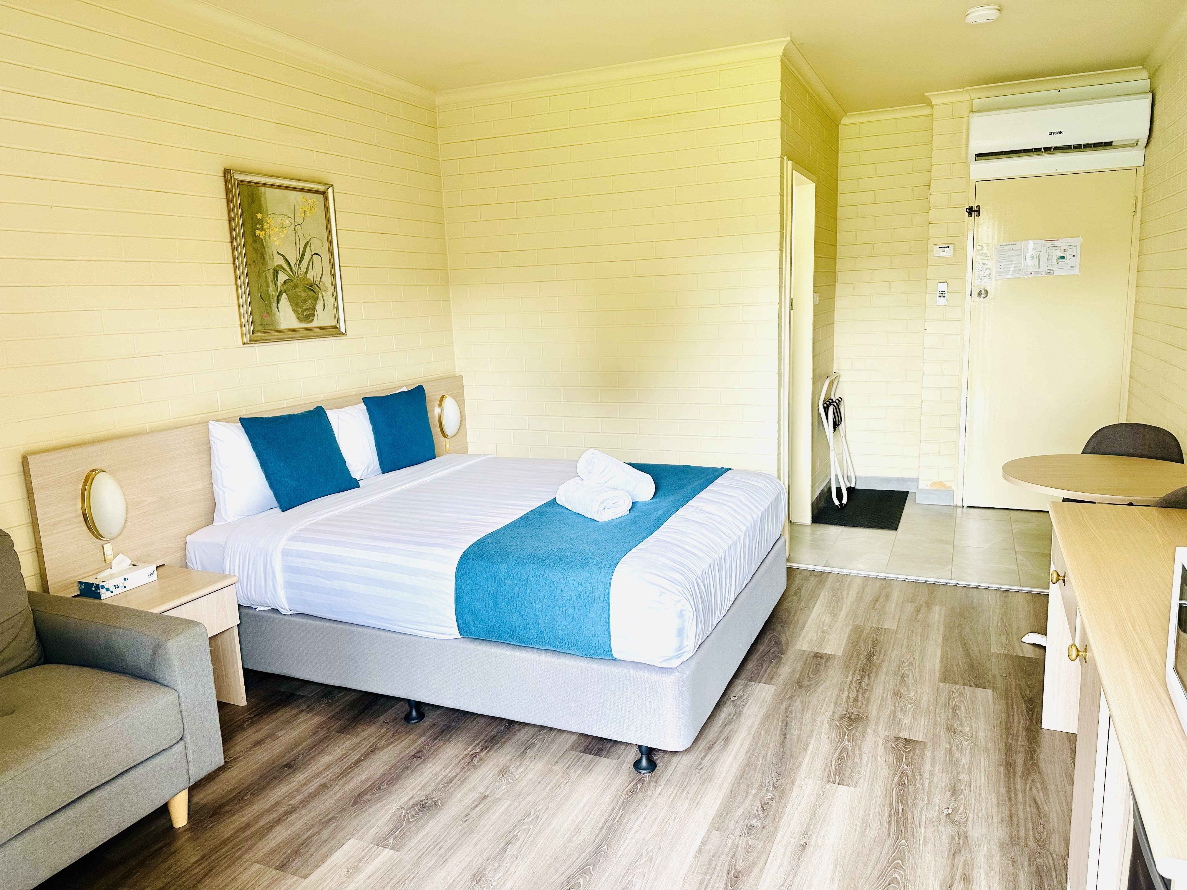 JUNEE MOTOR INN-guestroom-DELUXE ROOM.jpg