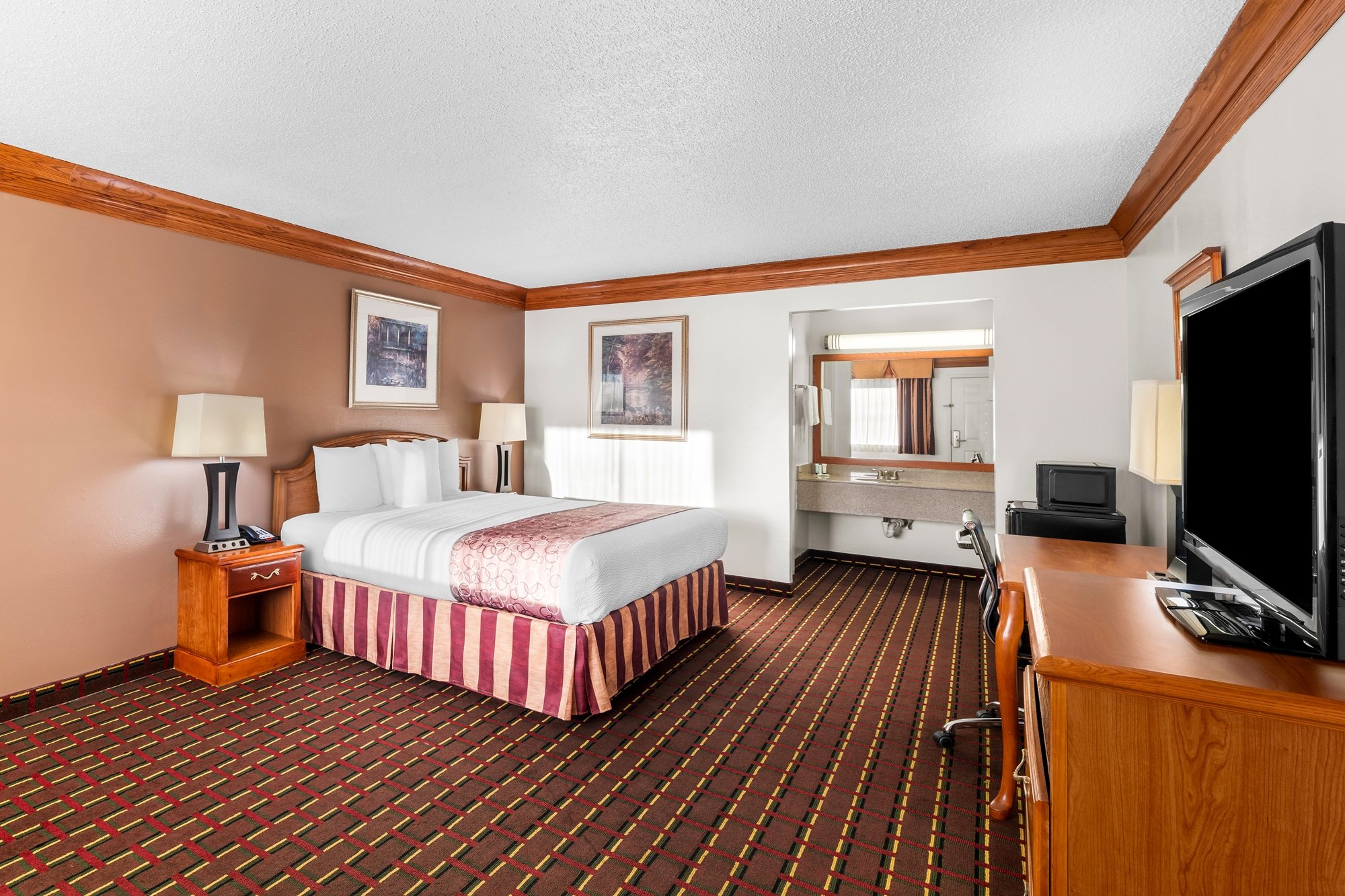SCOTTISH INNS DECATUR TX-guestroom-STXDE King.jpg