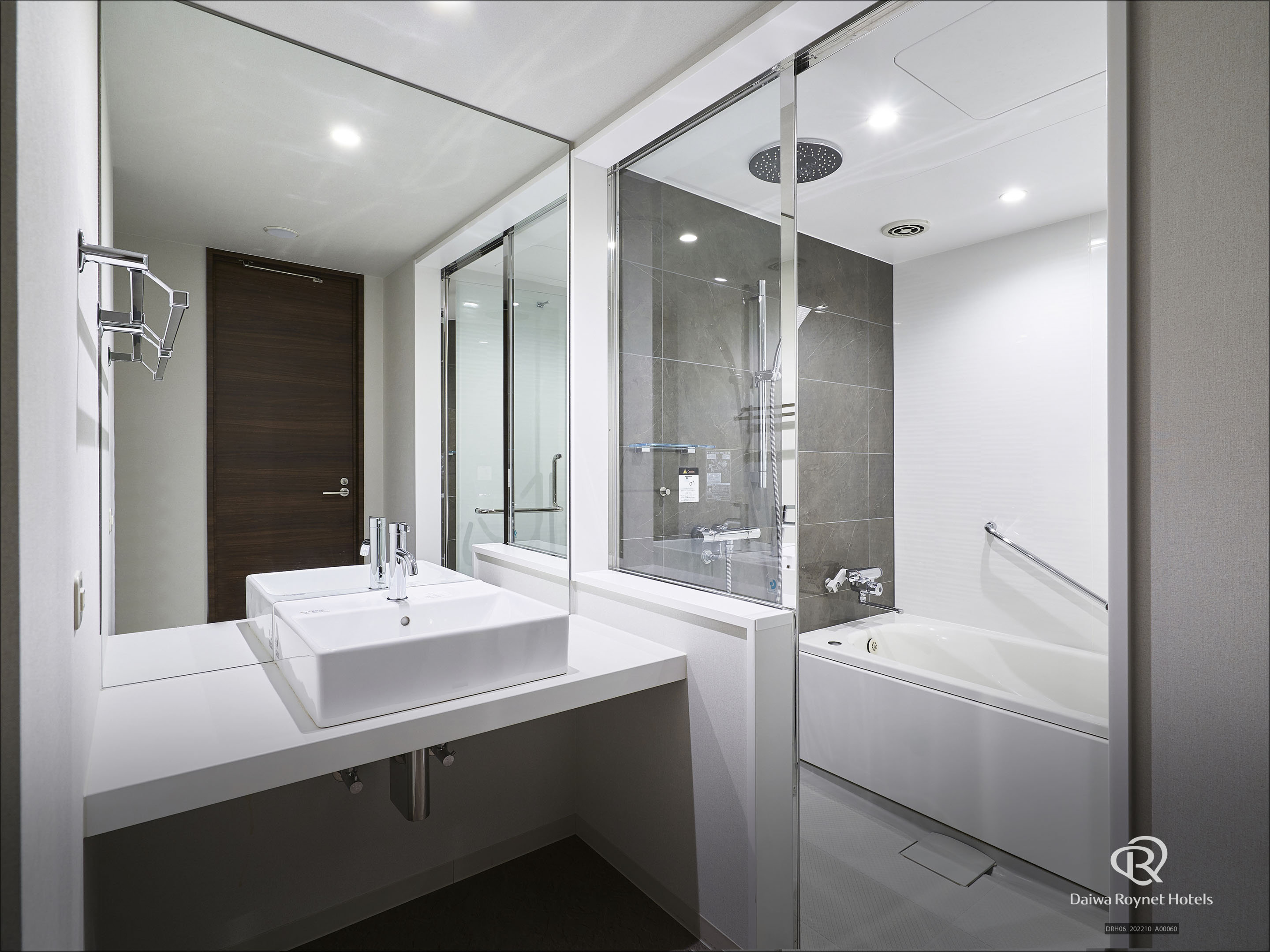 Daiwa Roynet Fukuyama Ekimae-guestroom-bathroom.jpg