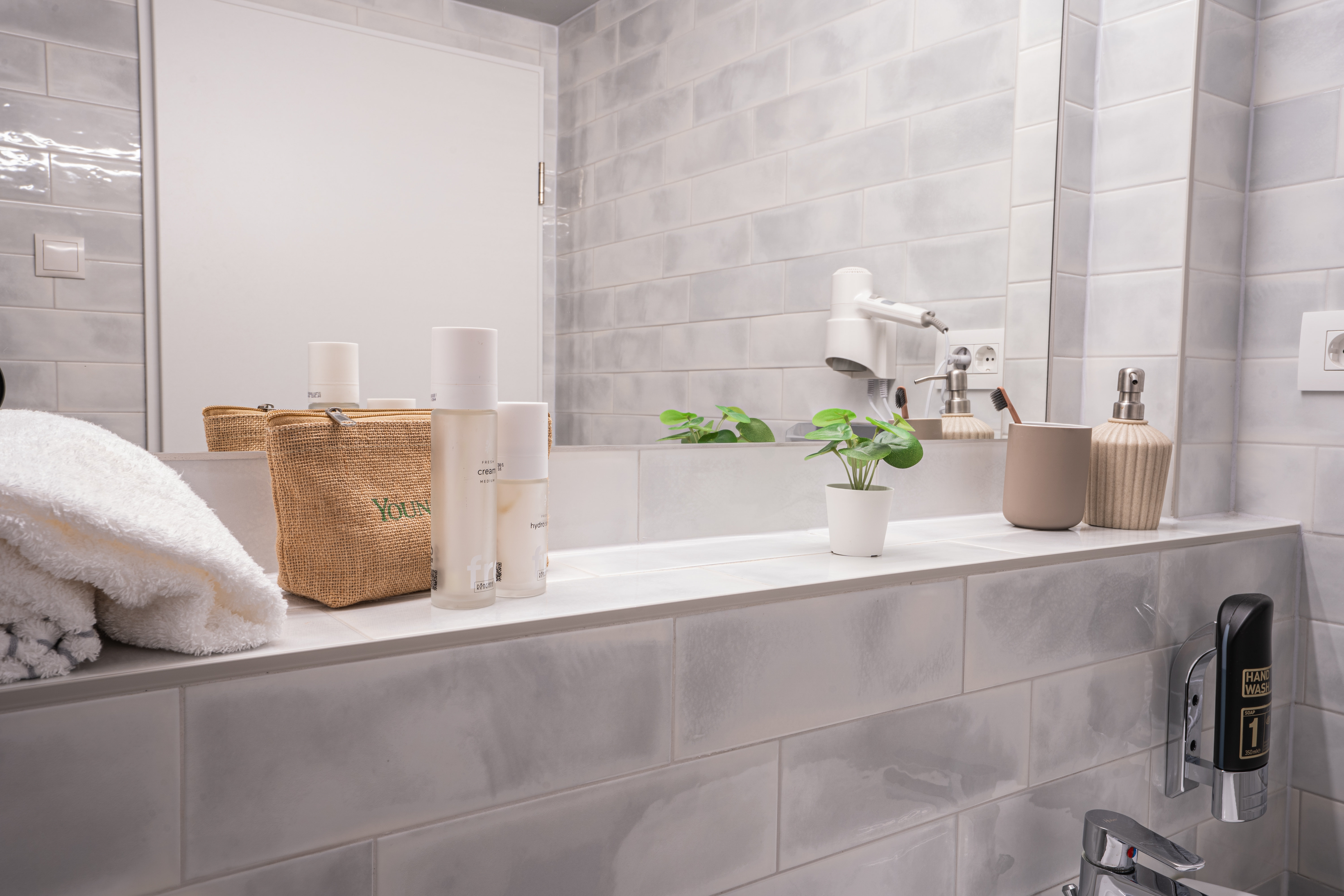 Harrys Home Salzburg-guestroom-Bathroom.jpg