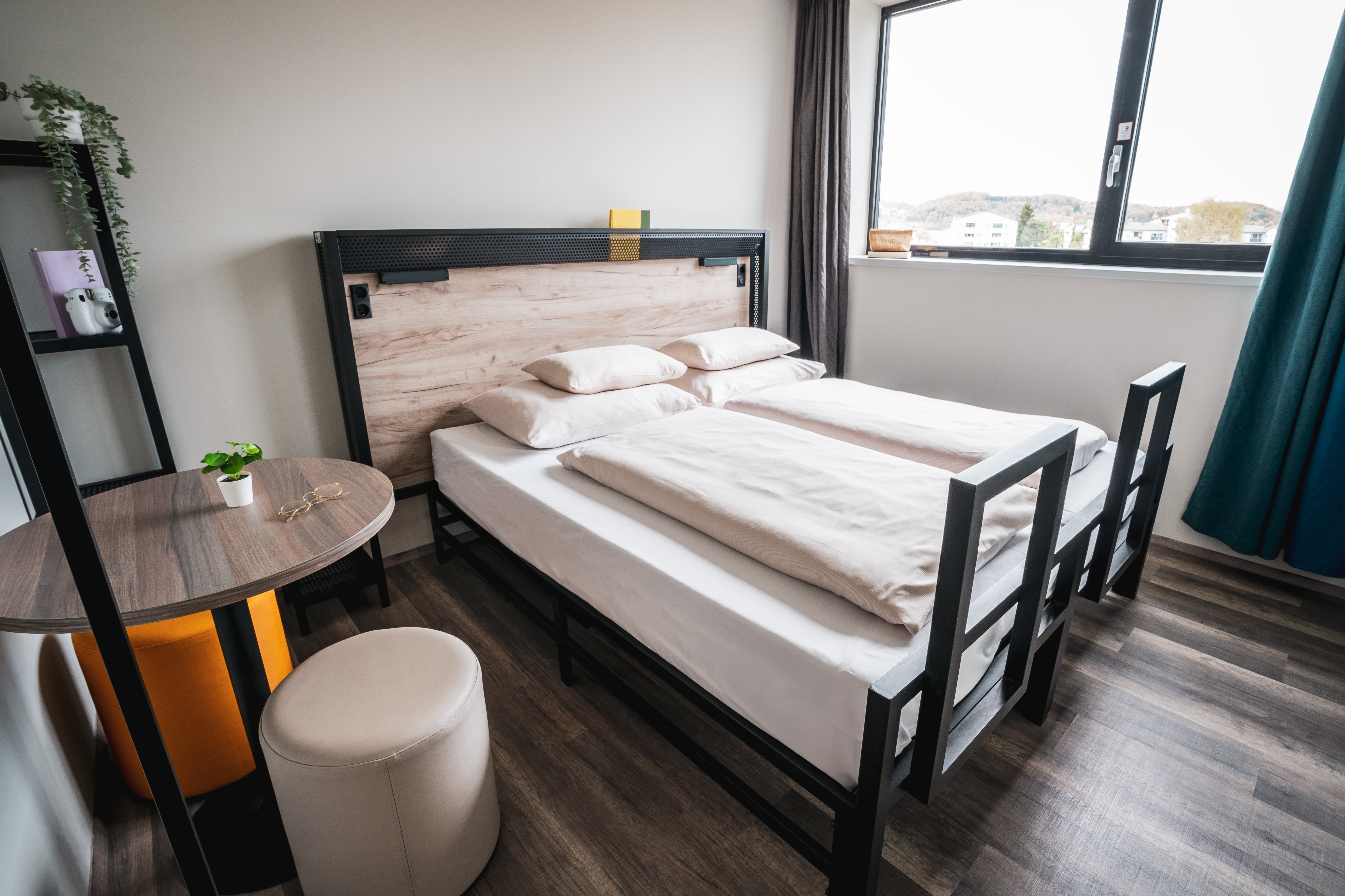 Harrys Home Salzburg-guestroom-Room.jpg