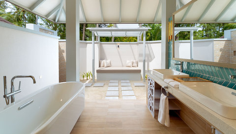 Grand Beach Suite With Pool Bathroom