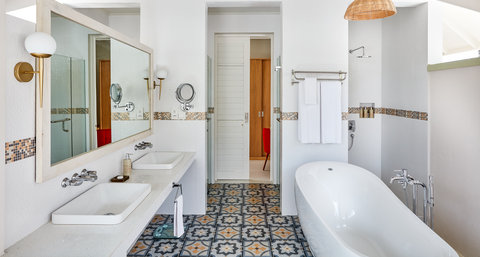 Grand Beach Villa With Pool Bathroom