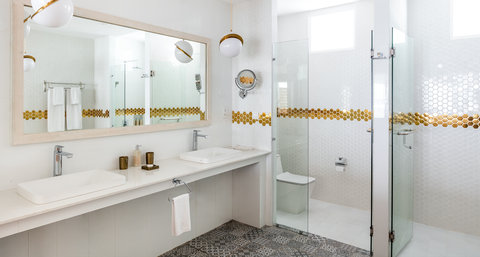 Grand Water Villa Bathroom