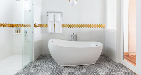 Grand Water Villa With Pool Bathroom