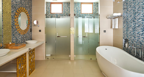 Romantic Water Villa With Pool Bathroom