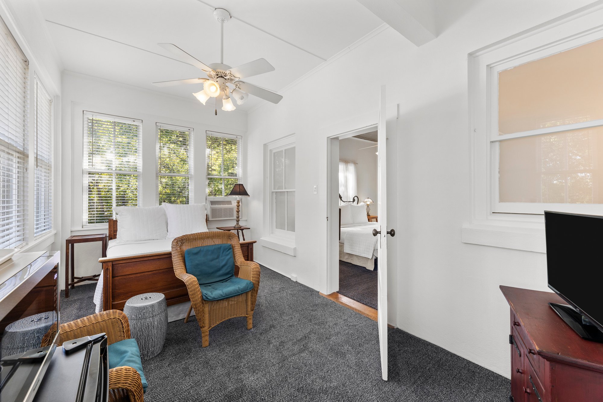 THE MEYER HOTEL-guestroom-King Suite.jpg
