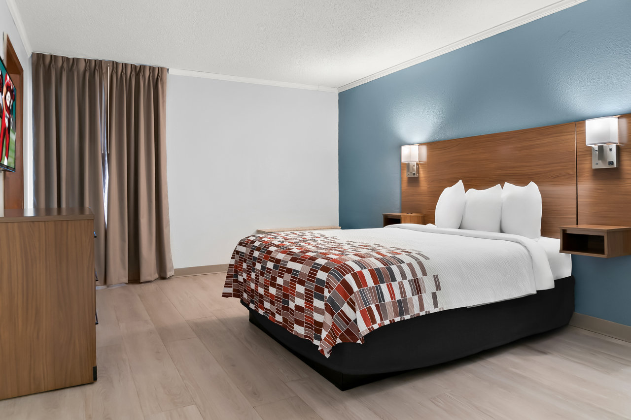 RED ROOF AUBURN HILLS-guestroom-RRI NS Suite Queen Kitchen PRO Approved NTQK.jpg