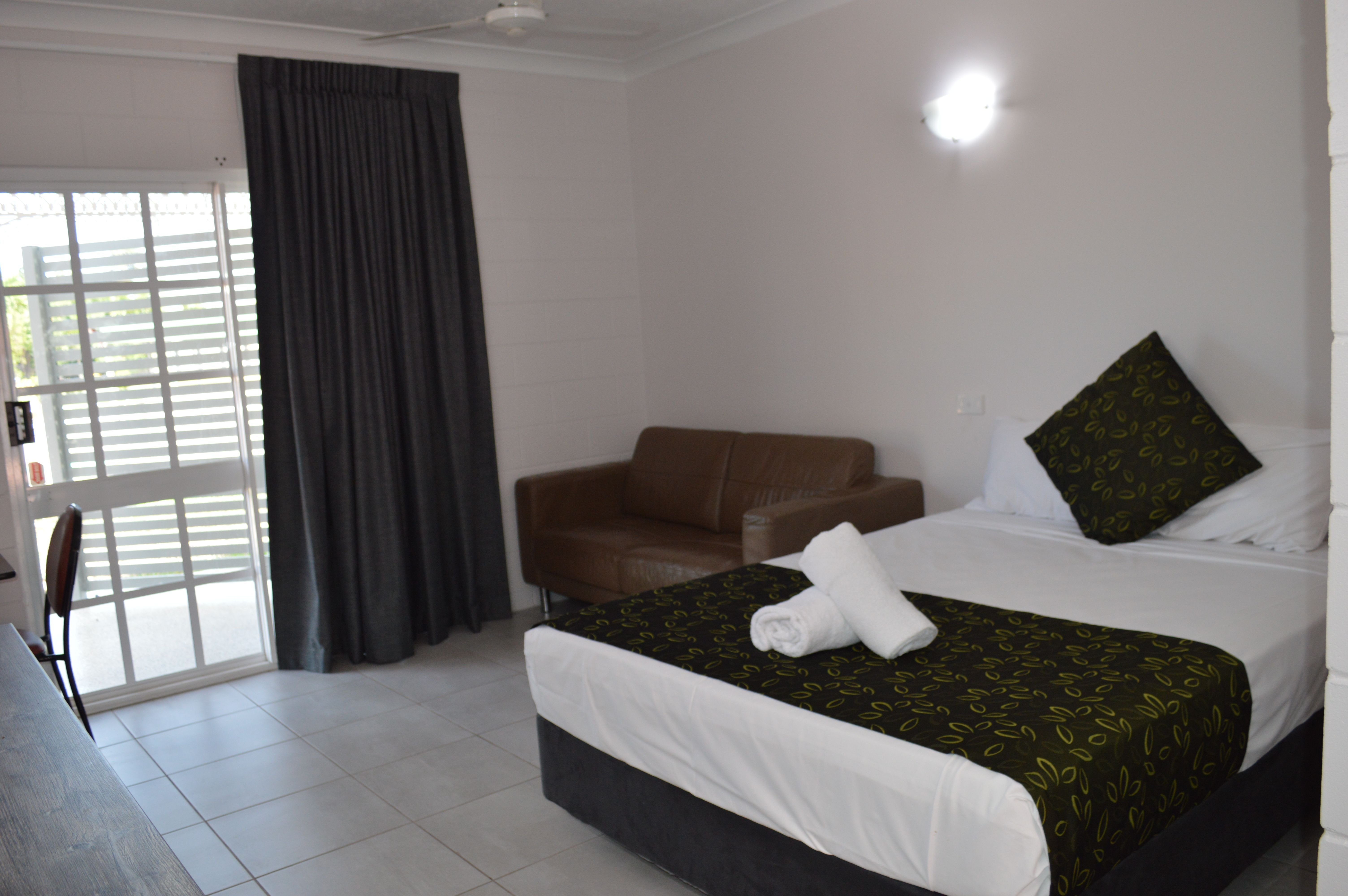 MONTE CARLO MOTOR INN-guestroom-Superior Queen Room.jpg
