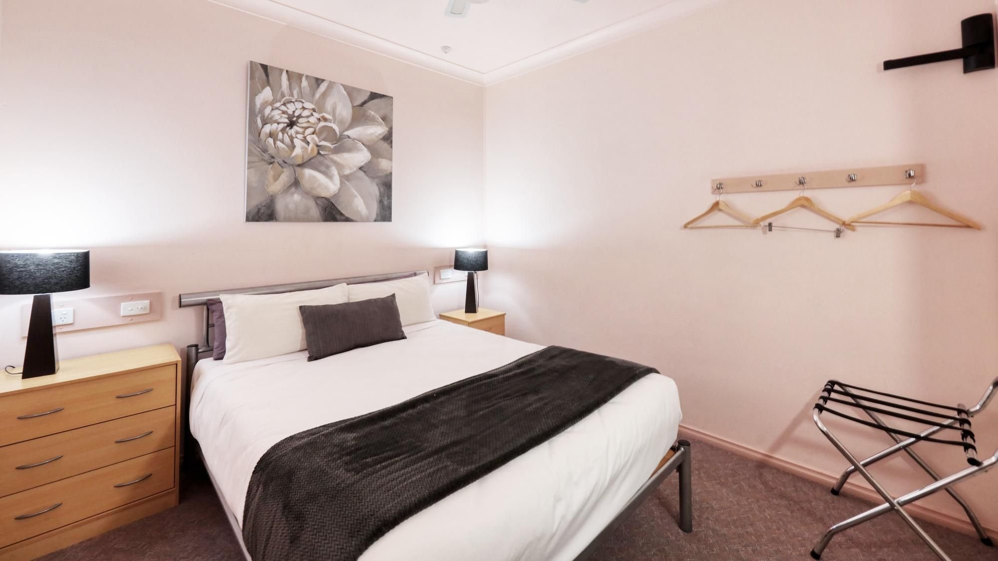 TUMUT FARRINGTON MOTEL-guestroom-Two Bedroom Family Suite.jpg
