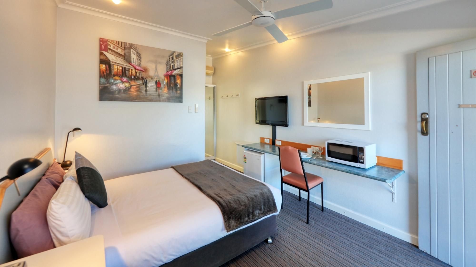 TUMUT FARRINGTON MOTEL-guestroom-Executive Queen.jpg