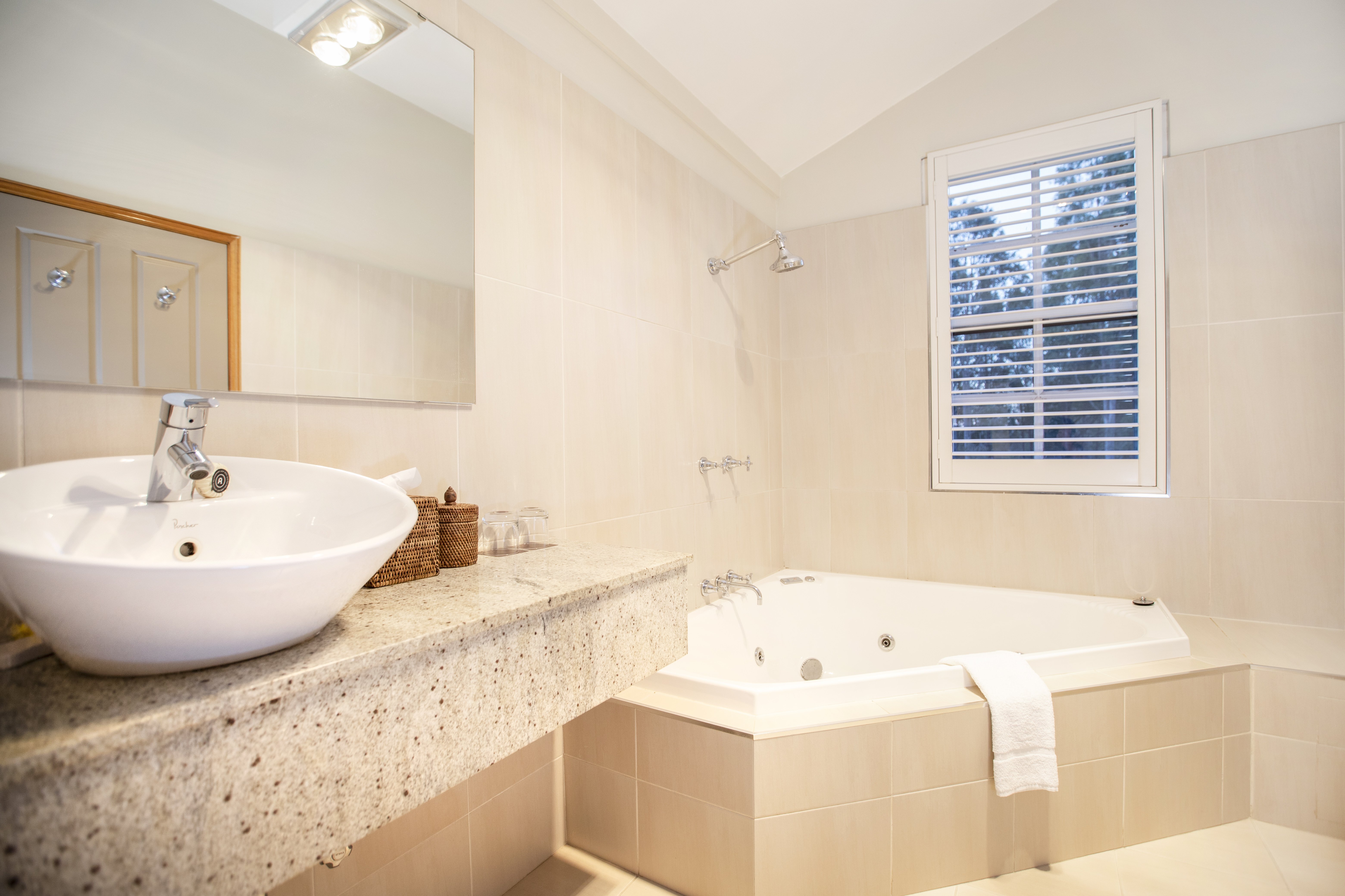 SPICERS VINEYARDS ESTATE-guestroom-King Spa Room - Bathroom.jpg