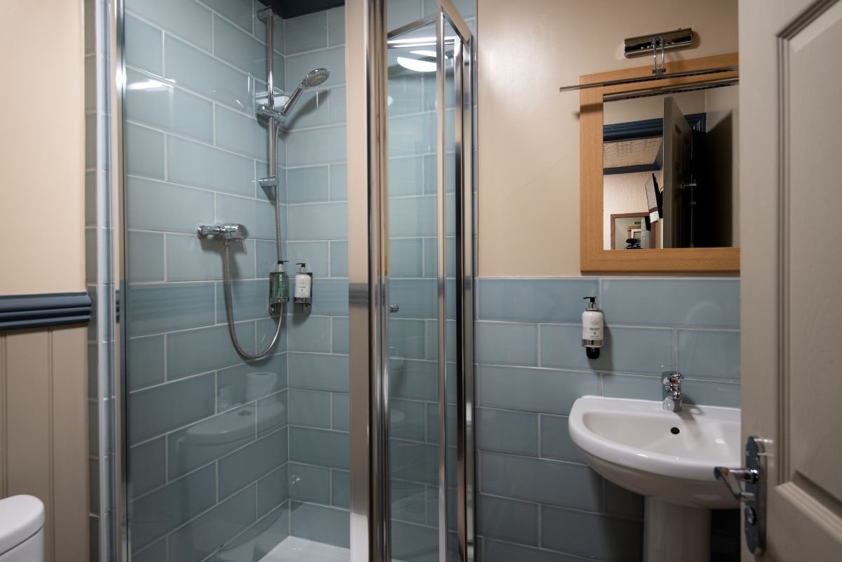 The Kingslodge Inn-guestroom-Double Room Bathroom.jpg
