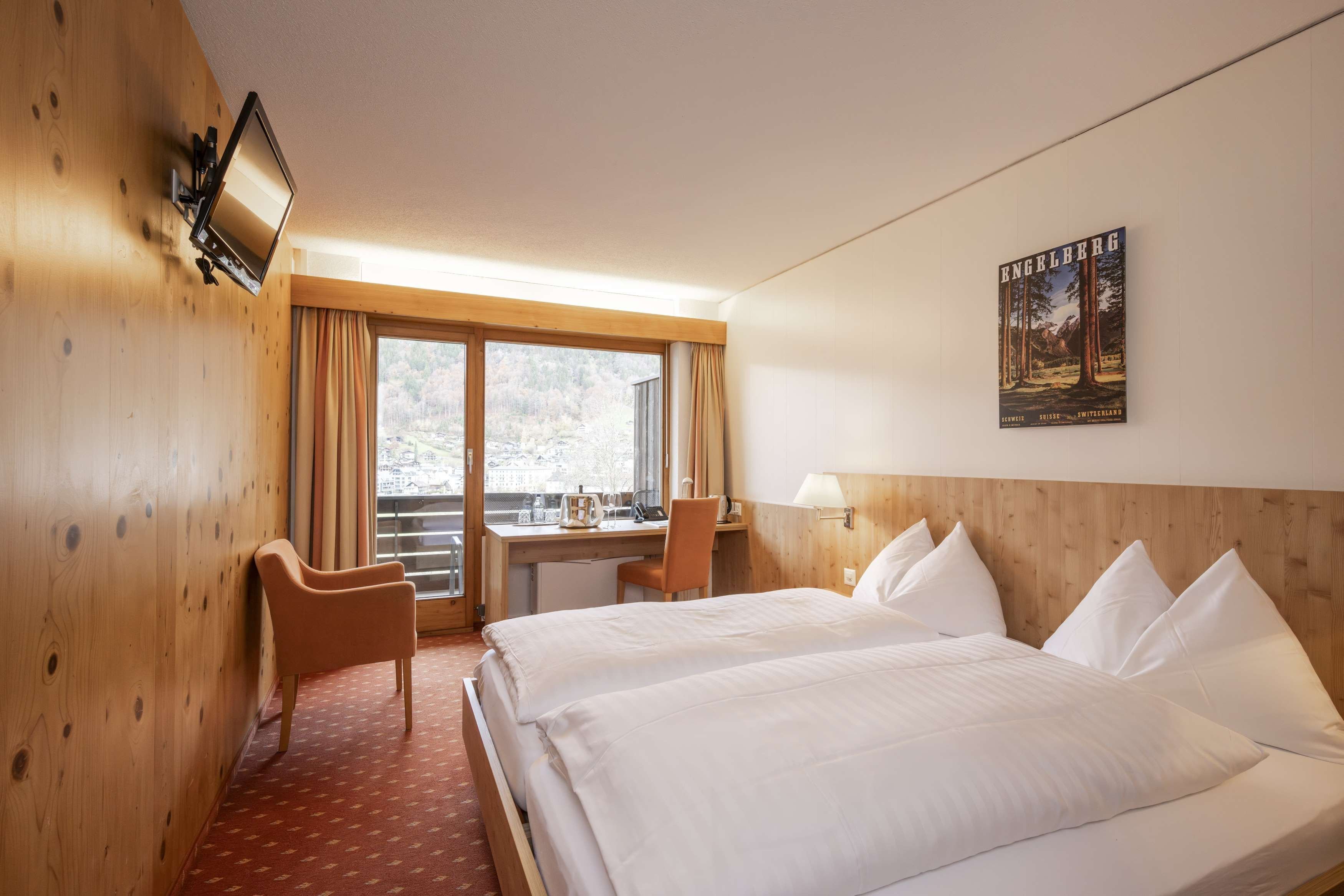 Baenklialp-guestroom-Doubleroom mountainview balcon.jpg
