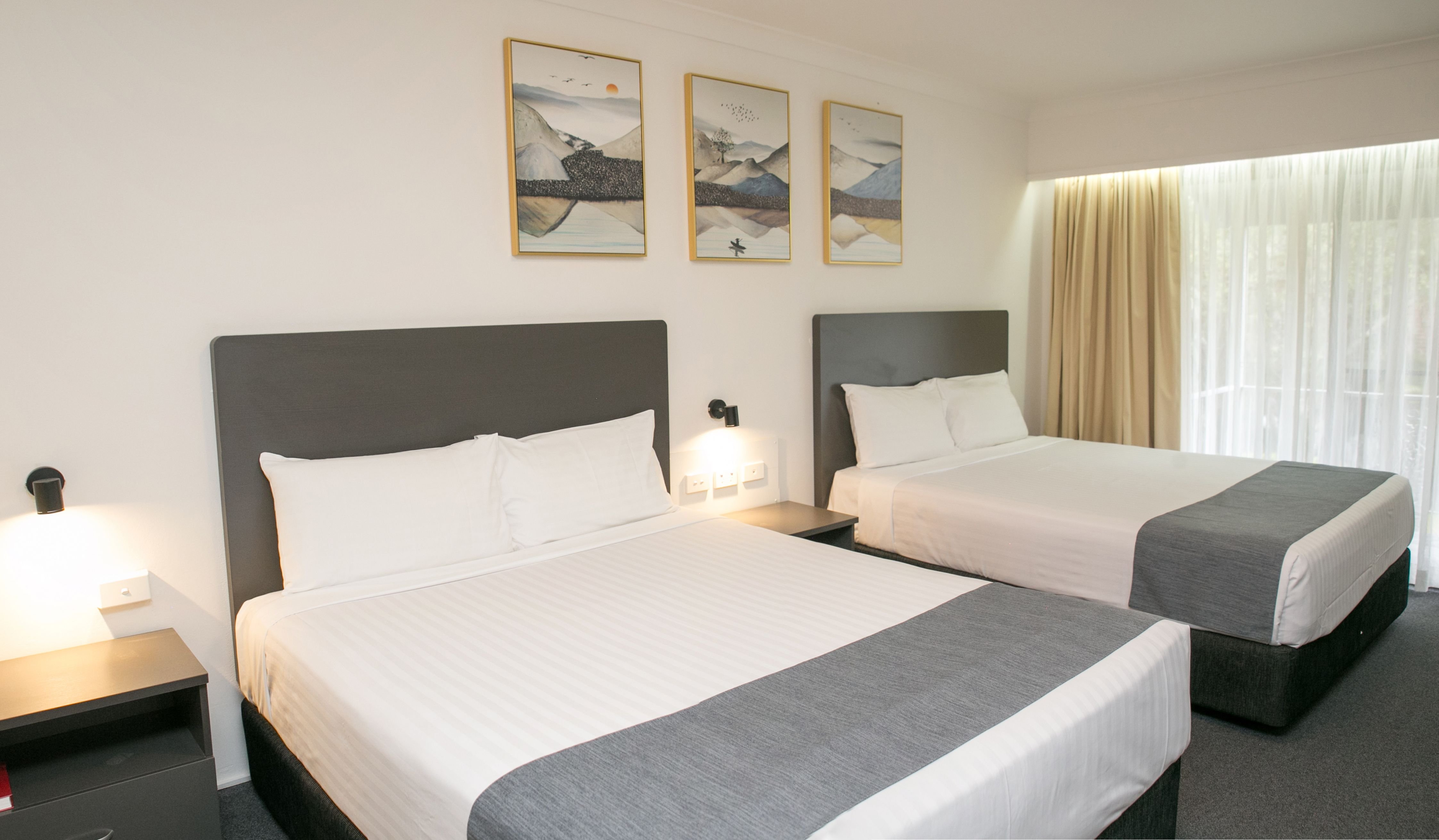 THE SELECT INN GOSFORD-guestroom-Deluixe Twin Room.jpg