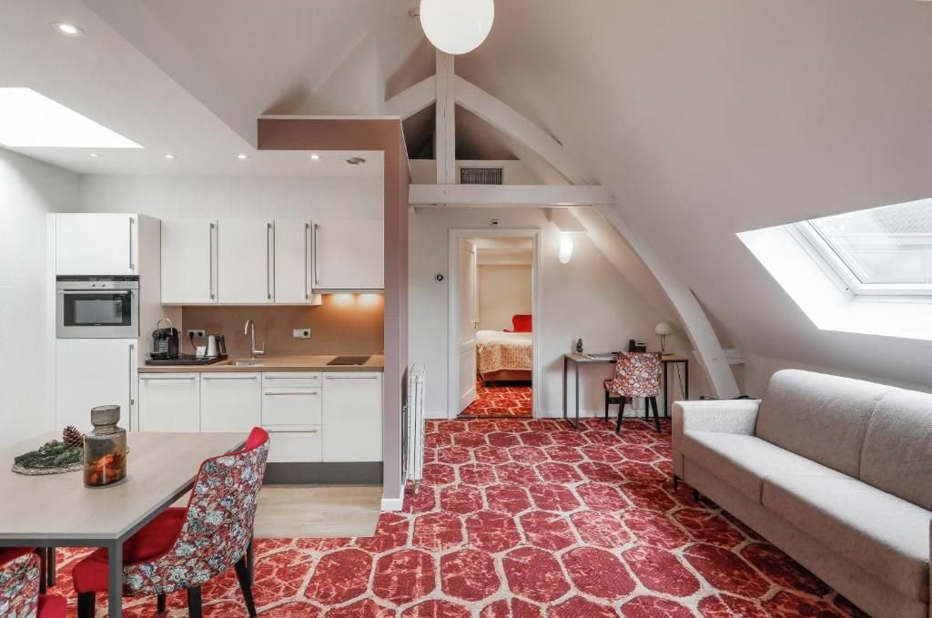 BOUTIQUE HOTEL JEROEN-guestroom-Suite with balcony.jpg