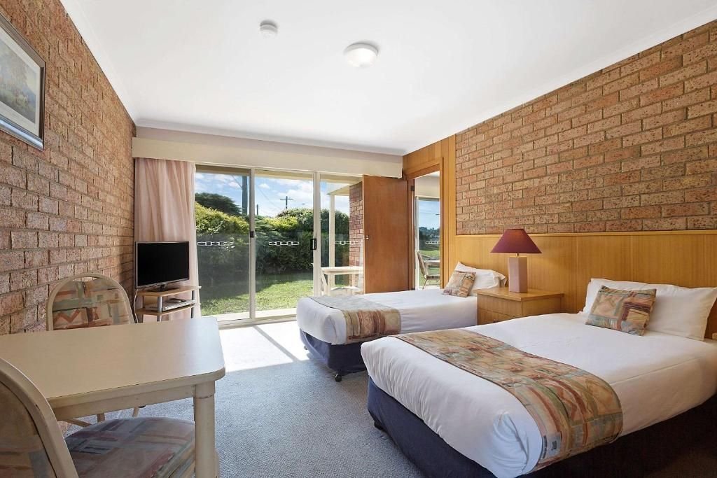 MERIMBULA SAPPHIRE MOTEL-guestroom-Family Room.jpg