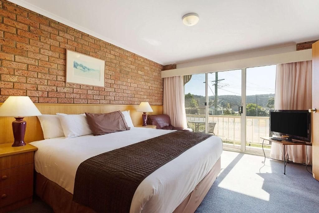 MERIMBULA SAPPHIRE MOTEL-guestroom-King Room with Spa Bath.jpg