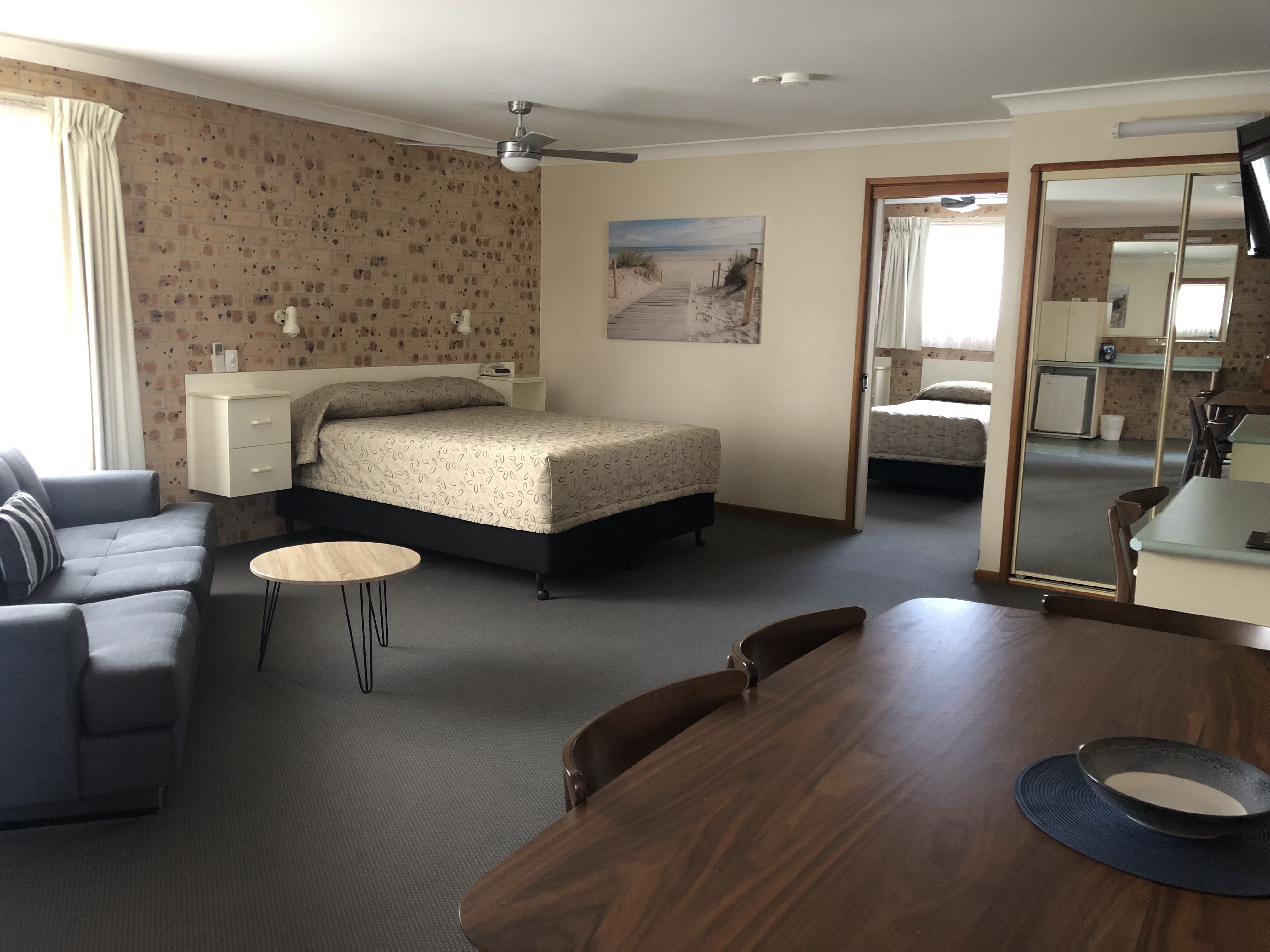 CARDIFF MOTOR INN-guestroom-Large Family Suite.jpg
