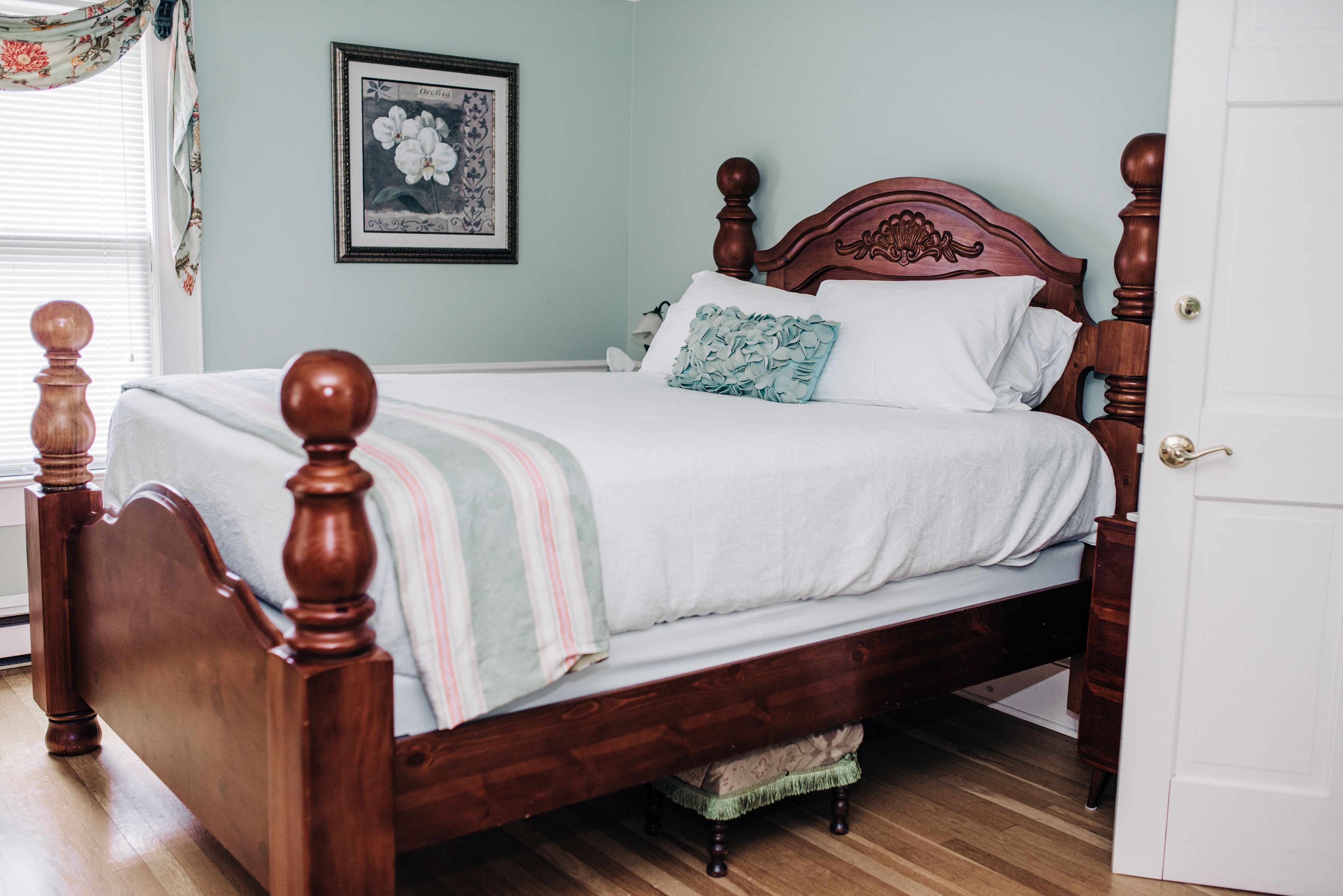 BENN CONGER INN-guestroom-Standard Queen.jpg