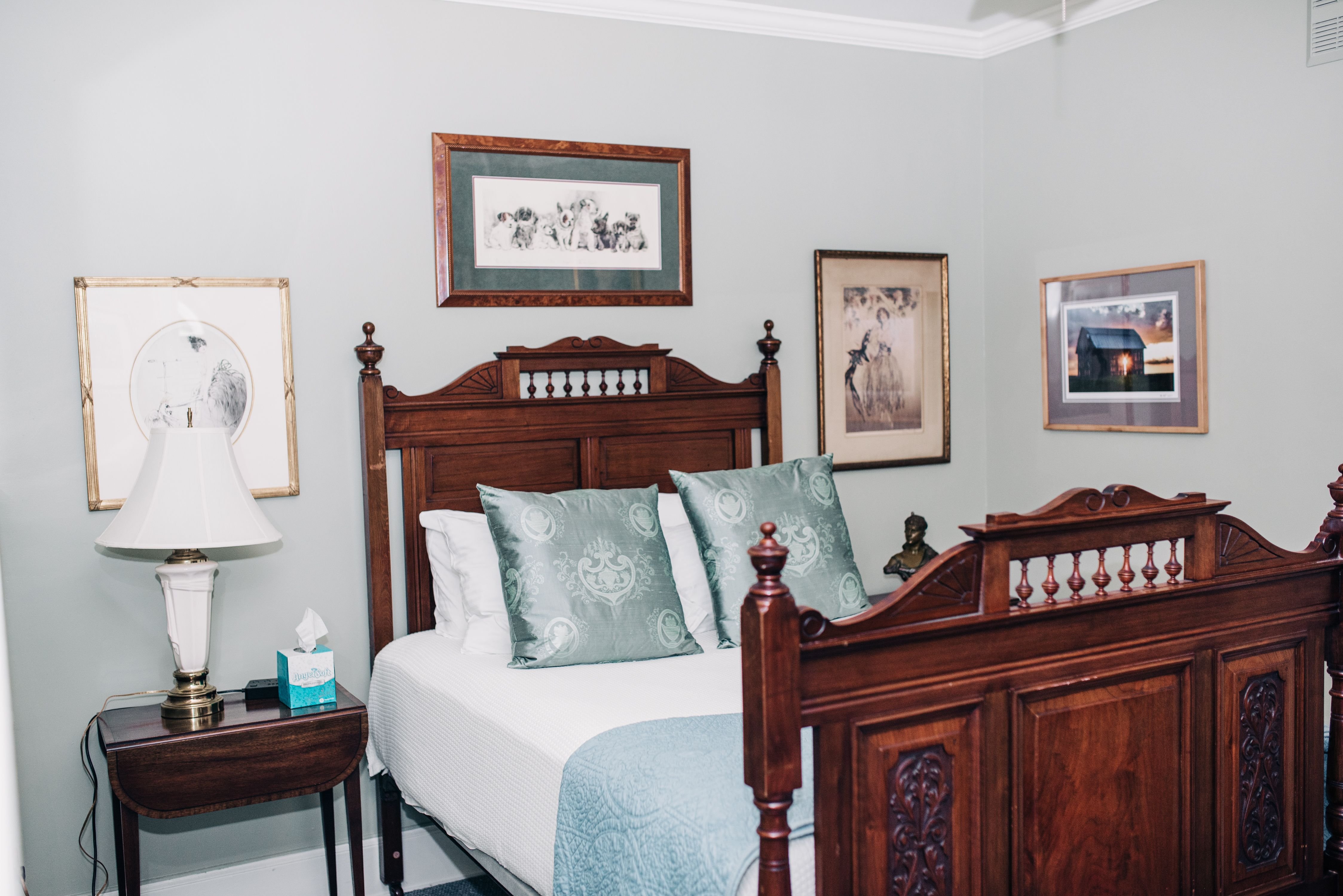 BENN CONGER INN-guestroom-Two Bedroom Suite.jpg