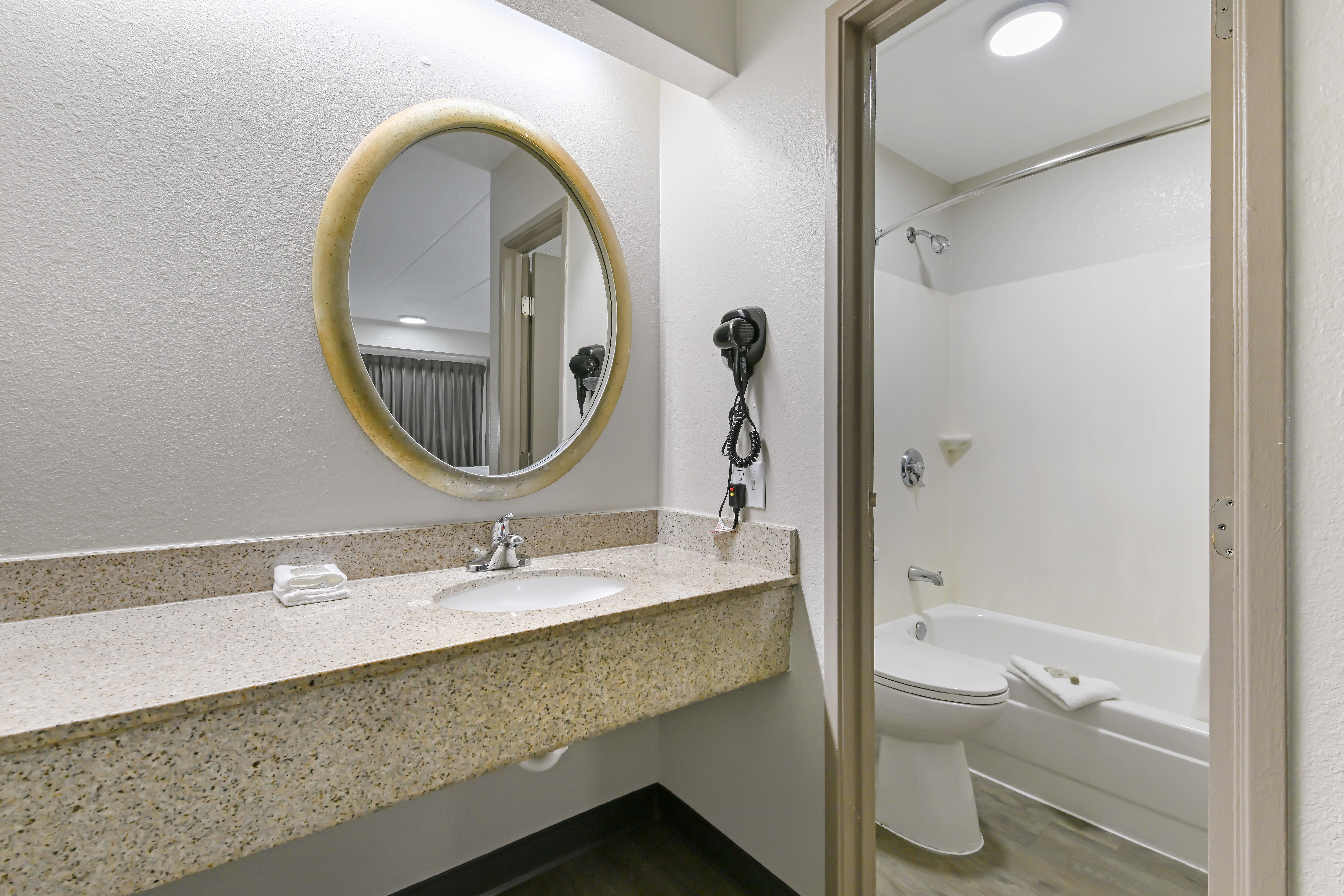 RED ROOF WASHINGTON DC-LAUREL-guestroom-RRI NS Superior King Micro Bathroom PRO Approved.jpg