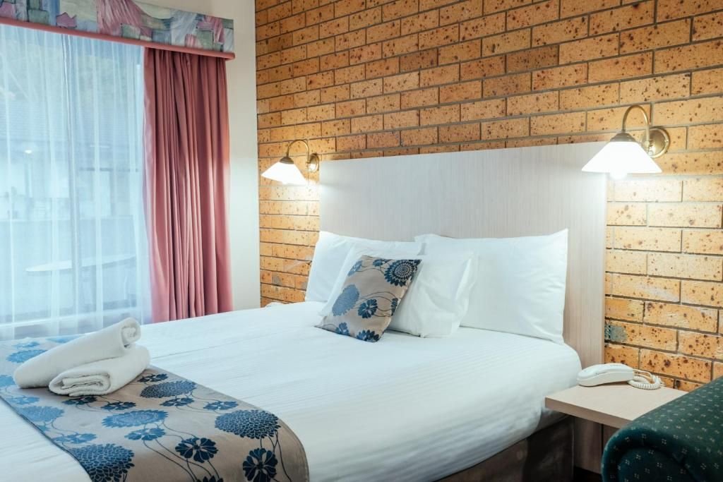 COFFS WINDMILL MOTEL-guestroom-Premium Family Room.jpg