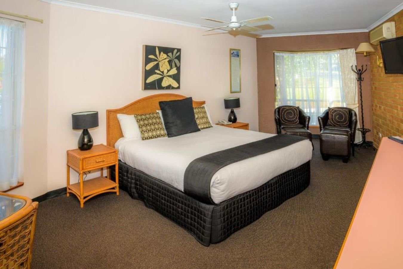 SAPPHIRE WATERS MOTOR INN-guestroom-Executive.jpg