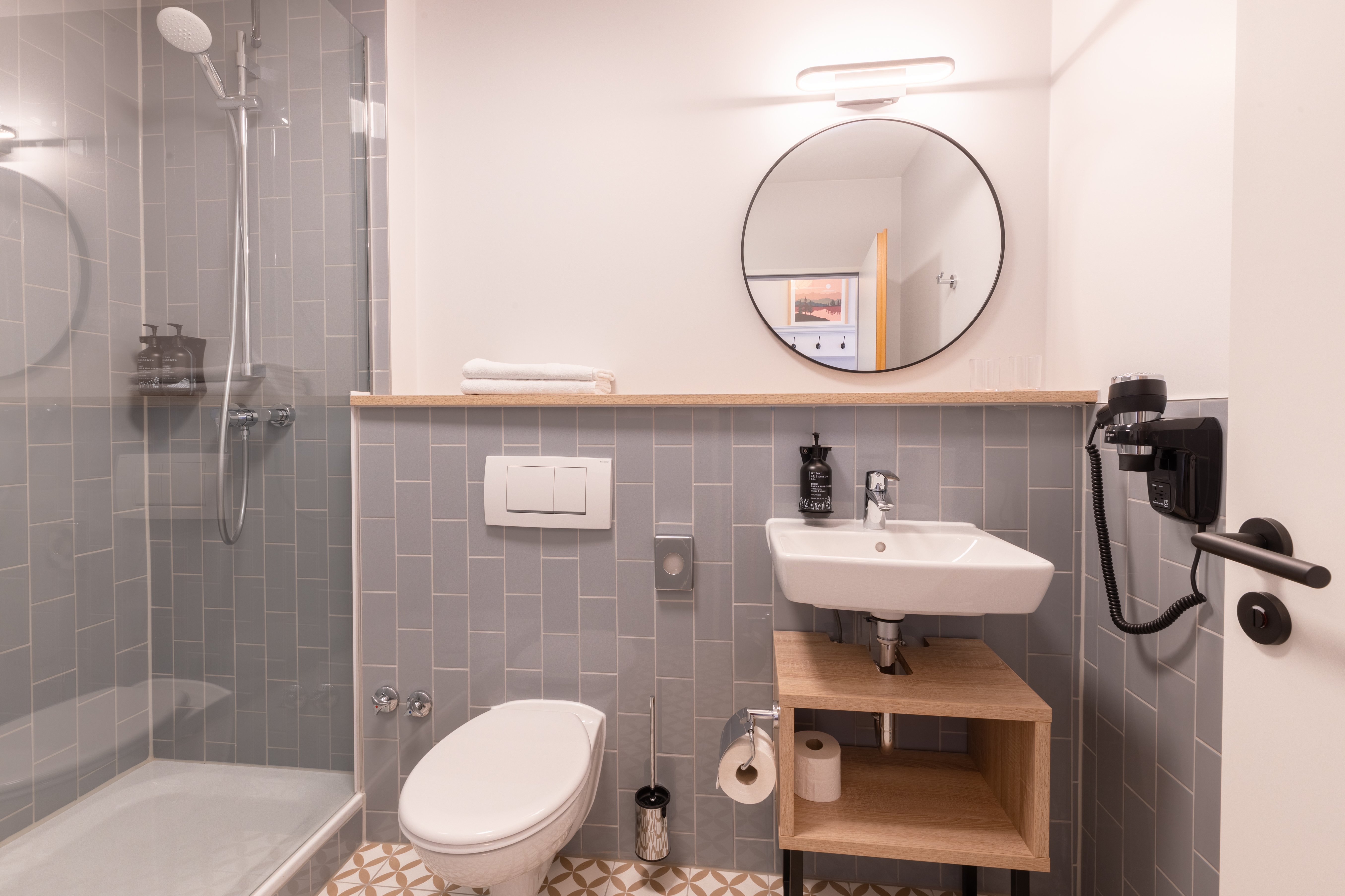 GARNER HOTEL MANNHEIM CITY BY IHG-guestroom-Garner Hotel Mannheim City Guest Bathroom.jpg