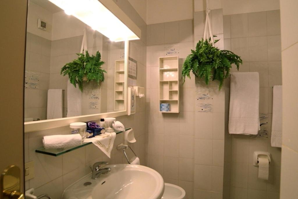 HOTEL GLOBO-guestroom-Bathroom.jpg