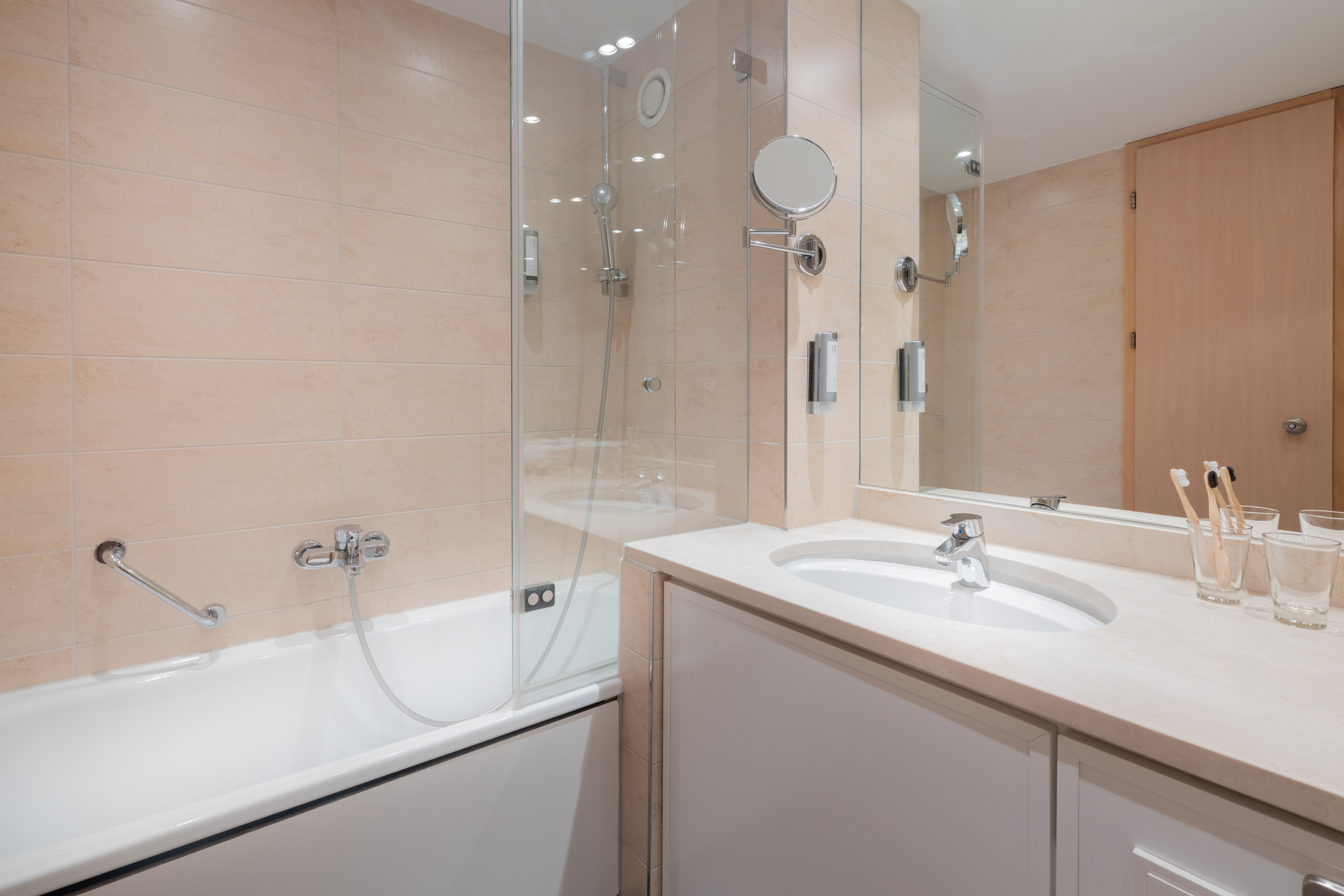 GARNER HOTEL ERLANGEN SUD-guestroom-Relax in your bathroom with a cozy bathtub.jpg