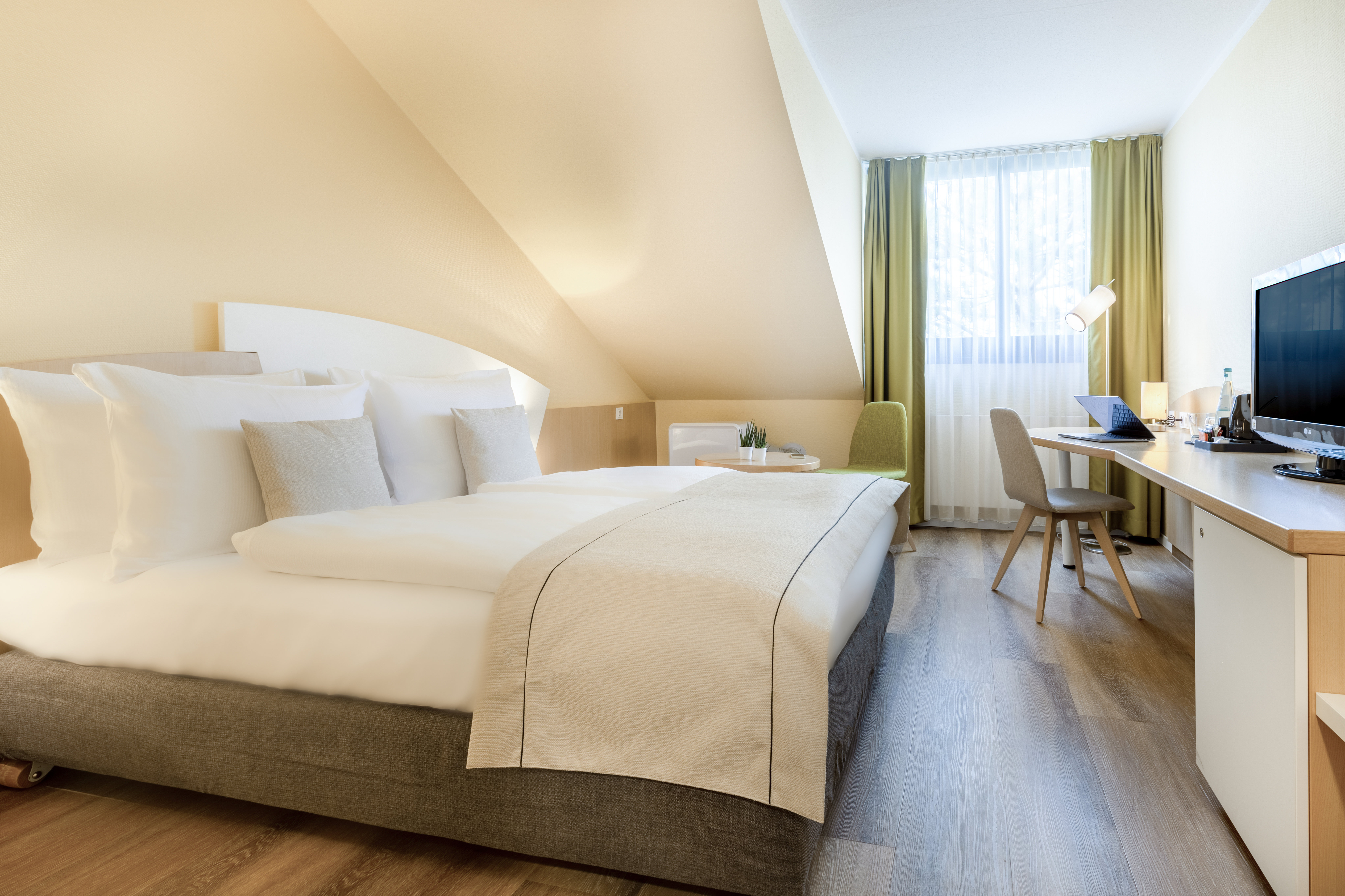 GARNER HOTEL ERLANGEN SUD-guestroom-Comfortable beds for restful sleep and a relaxed wake-up.jpg