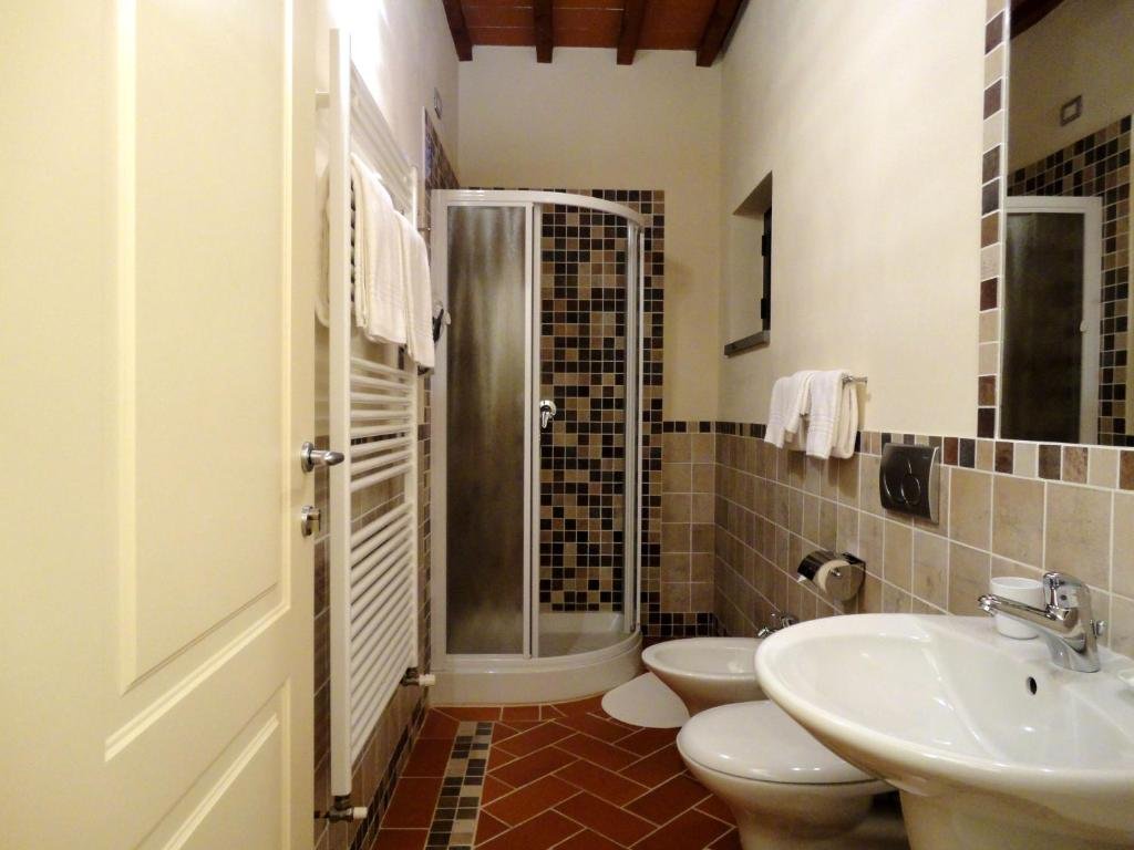 B&B IL POGGIOLO DELLE ROSE-guestroom-BATH.jpg