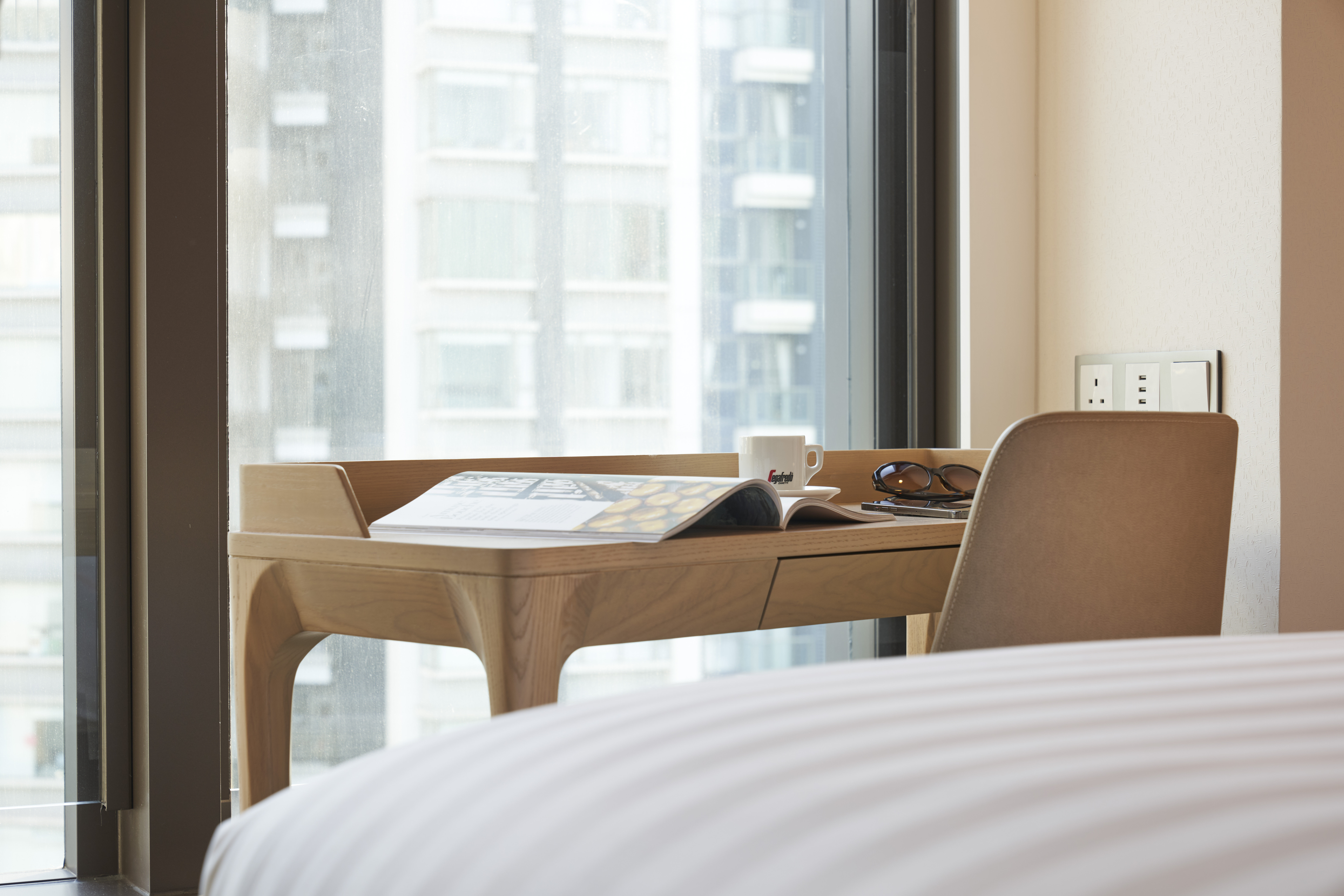 Y Hotel Hong Kong-guestroom-Y Hotel Hong Kong-Deluxe Queen-Workdesk.jpg