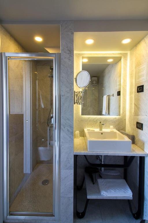 HOTEL EUROPA - TARANTO-guestroom-BATH.jpg