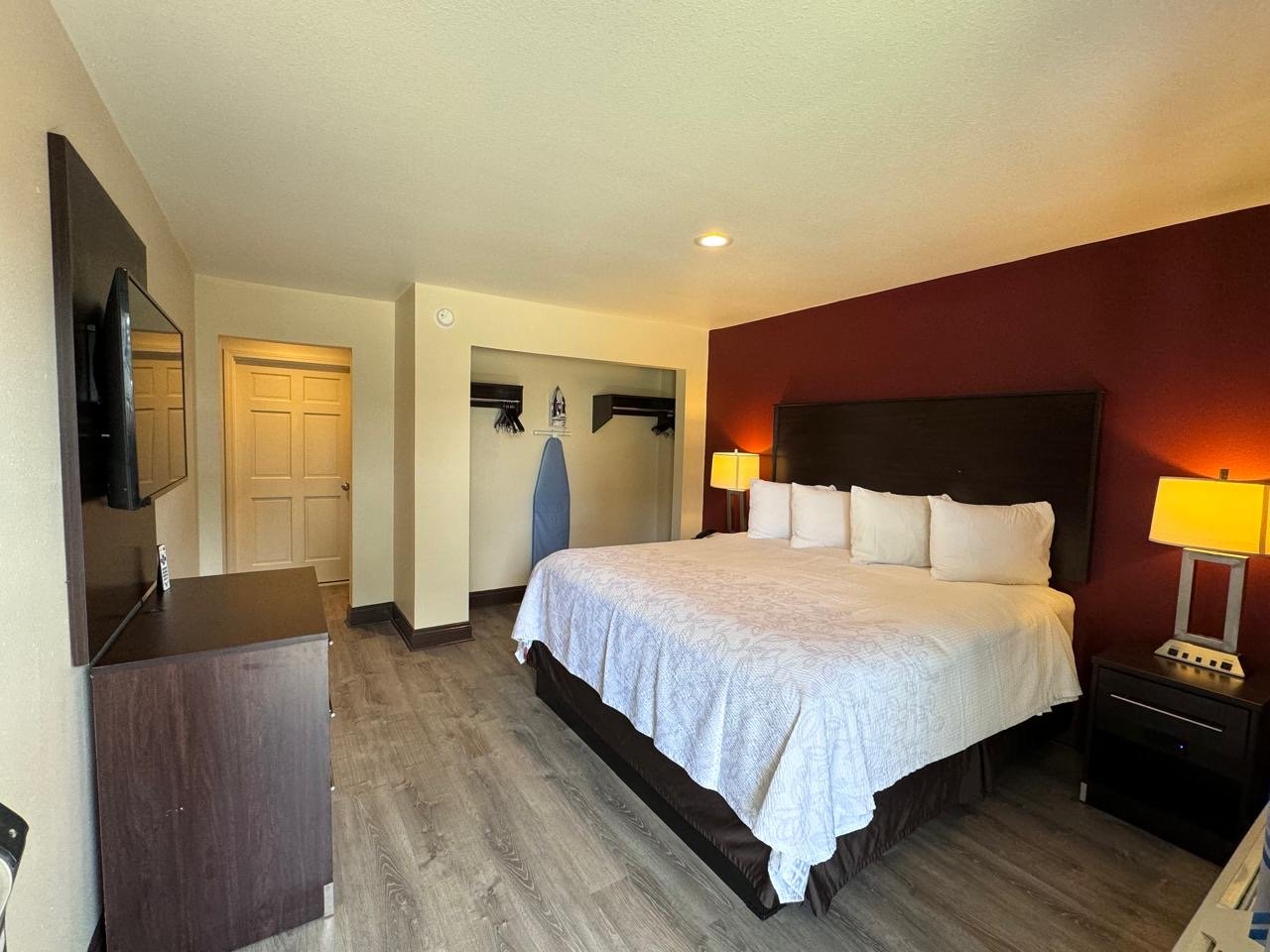 RED ROOF PLUS HAMMOND-guestroom-RRI NS Suite King Micro TEMP Approved NTKM.jpg