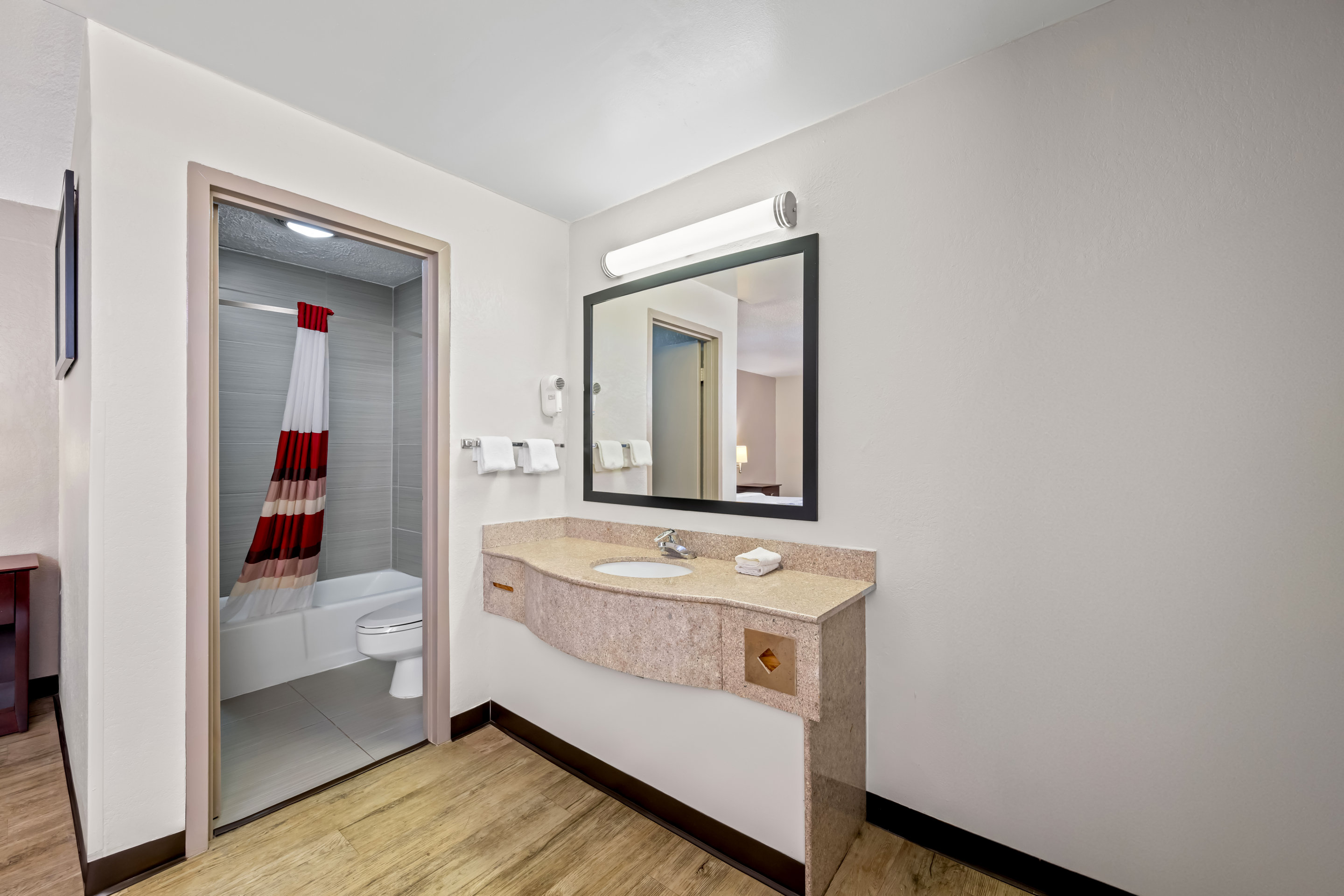 RED ROOF ABINGDON-guestroom-RRI NS Superior King Bathroom PRO Approved.jpg